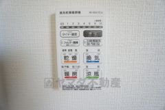 雨の日の洗濯も安心できる浴室暖房乾燥機付き浴室。リモコンで操作もボタン1つで簡単。 浴室暖房乾燥機には、暖房、乾燥、涼風、換気の4つの機能が付いています。タイマー付きです。