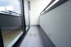 インナーバルコニーは多少の雨でも洗濯物を守ってくれ、家事を助けてくれること間違いなし。眩しすぎる日差しも和らげます。