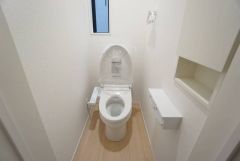 温水洗浄機付トイレです。節水機能もあるので、安心して使えますね。もちろん、1階2階の2ヶ所にトイレがあるので、忙しい朝にもゆとりができますね。