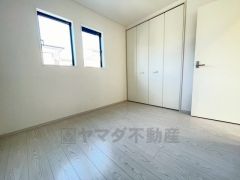 明るい洋室です。ナチュラル色のフローリングで開放的な優しい雰囲気になっています＾＾ベッドや机、ＴＶを置いてもゆとりのある広さです。