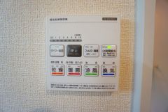 雨の日の洗濯も安心できる浴室暖房乾燥機付き浴室。リモコンで操作もボタン1つで簡単。 浴室暖房乾燥機には、暖房、乾燥、涼風、換気の4つの機能が付いています。タイマー付きです。