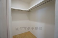 同仕様写真。収納力豊富なウォークインクローゼット付き。洋服や小物などを1箇所にまとめて美しい収納を実現します。