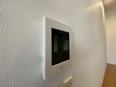 防犯性、セキュリティ対策に安心できるテレビモニター付きインターフォンです。セールスマン対策にもなり安心できます。
