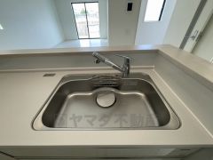 広々とした凸型シンクに洗剤ポケットを標準装備。大きなお鍋など洗いやすいです。洗剤や石鹸、スポンジもすっきりできる収納付き。