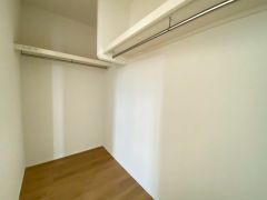 収納力豊富なウォークインクローゼット付き。洋服や小物などを1箇所にまとめて美しい収納を実現します。