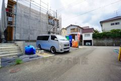 前面道路は西側約4.6ｍ。交通量が少なく小さなお子様がいるご家庭でも安心です＾＾