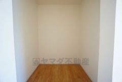 収納力豊富なウォークインクローゼット付き。洋服や小物などを1箇所にまとめて美しい収納を実現します。