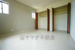 同仕様写真。全居室にはたっぷり収納できる大型クローゼットを設置しています。窓には断熱性・保温性にすぐれ、省エネ効果のあるペアガラスを採用。冬には結露を防止します。