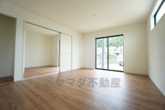 夏は強い日差しをカット、冬は暖かな遮熱高断熱型Low-Eガラスを採用。夏の強い日差しを約60%カットし、冷房効果を高めます。紫外線もカットするため紫外線による日焼けも抑制。