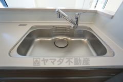 広々とした凸型シンクに洗剤ポケットを標準装備。大きなお鍋など洗いやすいです。洗剤や石鹸、スポンジもすっきりできる収納付き。