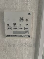 浴室暖房乾燥機には、暖房、乾燥、涼風、換気の4つの機能が付いています。タイマー付きです。 花粉や雨対策で室内干しする際に重宝しますね＾＾