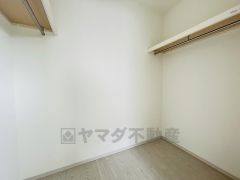 ハンガーパイプ付で散らかりがちな洋服類もきれいに整理できます。使用頻度が少ないものは枕棚の上に、足元には3段ボックスを置いて、フル活用できるクローゼットです＾＾