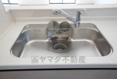 広々とした凸型シンクに洗剤ポケットを標準装備。大きなお鍋など洗いやすいです。洗剤や石鹸、スポンジもすっきりできる収納付き。