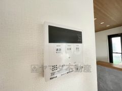 キッチン横からお湯張り、追い炊き、足し湯がボタン一つで楽々操作できる給湯機リモコンです＾＾忙しい夕飯の準備の時間帯に重宝しますね。