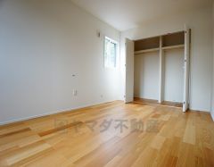 同仕様写真。住む人のこだわりを活かす洋室＾＾日当たりがよく、寝室としての利用もおすすめ。広めのクローゼットもあり荷物もすっきり片付けれ、ゆとりのある暮らしが出来ます＾＾