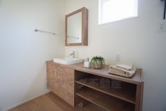 三面鏡つき洗面台。収納も一体型になっているので、ドライヤーやヘアアイロンの置き場に困りませんね。