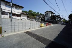 前面道路は交通量が少なく小さなお子様がいるご家庭も安心です＾＾ 大型車両の通行も少なく静かで快適な生活を送れます＾＾