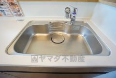 広々とした凸型シンクに洗剤ポケットを標準装備。大きなお鍋など洗いやすいです。洗剤や石鹸、スポンジもすっきりできる収納付き。