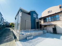 コンビニまで徒歩3分＾＾ドラッグストアまで徒歩11分＾＾スーパーまで車で8分（2.4ｋｍ）周辺環境充実＾＾