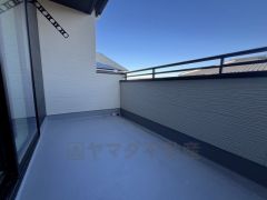 お洗濯物を干すスペースとしても十分な広さがあります。  お天気の良い日はお洗濯物がよく乾きそうな日当たり良好のバルコニー