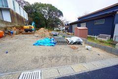 駐車スペースはゆとりある2台分を確保。マイカー用に、お客さま用に、余裕を持ってご利用いただけます。