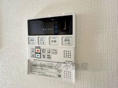 キッチン横からお湯張り、追い炊き、足し湯がボタン一つで楽々操作できる給湯機リモコンです＾＾忙しい夕飯の準備の時間帯に重宝しますね。