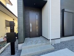 ブラウントーンの玄関扉＾＾外壁とマッチングしていてかっこいいですね＾＾家の顔となる玄関扉がかっこいいと、たくさんの人を招き入れたくなりますね＾＾