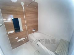 1日の疲れを癒すくつろぎのバスルーム。足を伸ばしてもゆったりと入れるサイズです。お子様と一緒にお風呂に入っても狭くないですね^^