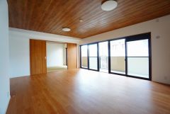 大きな窓のあるリビングは、陽光あふれる明るい空間です。居心地良く、ご家族皆がゆったり寛げる憩いの空間となりそうです。