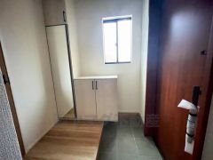 たっぷり収納できるシューズボックスです。家族全員の靴がきれいに整頓できます。棚の上にお花や写真を飾っても良いですね。