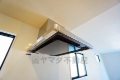 調理により発生する油煙や臭いを吸い込み、屋外へ排気してくれます。