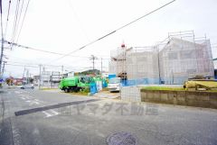 前面道路は南側6.7ｍ、北西側7.5ｍと広く駐車がスムーズにできます＾＾