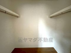 収納力豊富なウォークインクローゼット付き。洋服や小物などを1箇所にまとめて美しい収納を実現します。