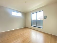 住む人のこだわりを活かす洋室＾＾日当たりがよく、寝室としての利用もおすすめ。広めのクローゼットもあり荷物もすっきり片付けれ、ゆとりのある暮らしが出来ます＾＾