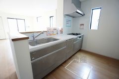 対面式カウンターキッチンでお子様の様子が見守れます。カウンタートップは耐熱性に優れており、日ごろのお掃除もふき取るだけでＯＫ。ステンレスシンクも簡単にお掃除できますよ。