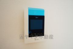 同仕様写真。防犯性もばっちり、TVモニター付きインターフォン完備。大きなモニターで玄関先を確認できます。録画機能が付いているので不在時の訪問者も確認できて安心です^^