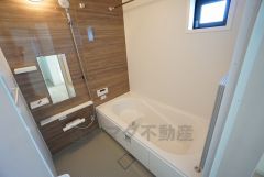 1日の疲れを癒すくつろぎのバスルーム。足を伸ばしてもゆったりと入れるサイズです。お子様と一緒にお風呂に入っても狭くないですね^^
