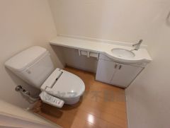 温水洗浄機付トイレです。節水機能もあるので、安心して使えますね。手洗い付きで空間も広く使用できます。