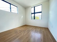 2面採光を確保した明るい室内は、風通しも良く、大変居心地の良い空間となっております。爽やかな風を感じて起きる朝は、快適生活の始まりに。