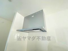 調理により発生する油煙や臭いを吸い込み、屋外へ排気してくれます。