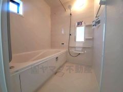 1日の疲れを癒すくつろぎのバスルーム。足を伸ばしてもゆったりと入れるサイズです。お子様と一緒にお風呂に入っても狭くないですね^^