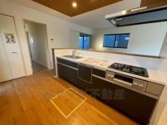 対面式カウンターキッチンでお子様の様子が見守れます。カウンタートップは耐熱性に優れており、日ごろのお掃除もふき取るだけでＯＫ。ステンレスシンクも簡単にお掃除できますよ。