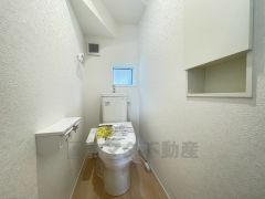 温水洗浄機付トイレです。節水機能もあるので、安心して使えますね。もちろん、1階2階の2ヶ所にトイレがあるので、忙しい朝にもゆとりができますね。