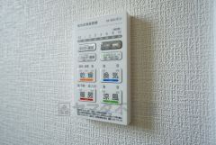 浴室暖房乾燥機には、暖房、乾燥、涼風、換気の4つの機能が付いています。タイマー付きです。