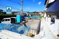 西鉄五条駅まで徒歩13分。 西鉄バス五条台停まで徒歩1分。 コンビニまで徒歩9分。太宰府東小中学校まで徒歩12分圏内＾＾