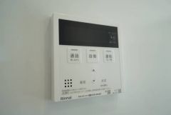 給湯器リモコンはキッチン横からボタンひとつで操作が楽々。通話ボタン付きでお子様とも会話ができて安心です。