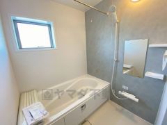 1日の疲れを癒すくつろぎのバスルーム。足を伸ばしてもゆったりと入れるサイズです。お子様と一緒にお風呂に入っても狭くないですね^^