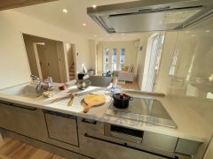 大きな窓のあるリビングは、陽光あふれる明るい空間です。居心地良く、ご家族皆がゆったり寛げる憩いの空間となりそうです。