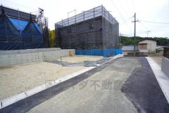 前面道路は交通量が少なく、小さなお子様がいるご家庭も安心です＾＾