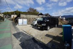 カースペースは停めやすい並列駐車3台付き。